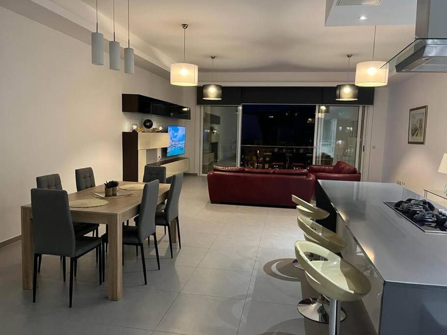 Seafront Two Bedroom Apartment سانت جوليان المظهر الخارجي الصورة