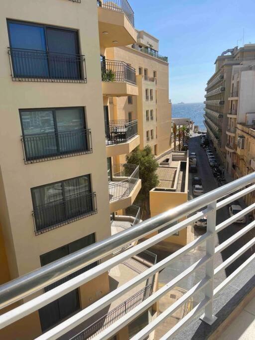 Seafront Two Bedroom Apartment سانت جوليان المظهر الخارجي الصورة