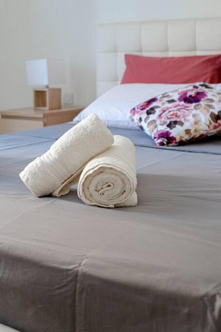 Seafront Two Bedroom Apartment سانت جوليان المظهر الخارجي الصورة