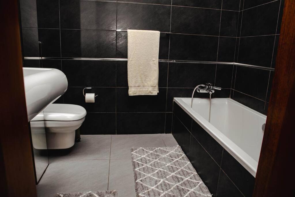 Seafront Two Bedroom Apartment سانت جوليان المظهر الخارجي الصورة